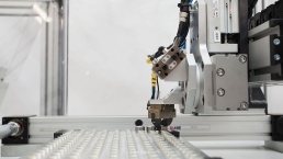 Brazo robótico ABB en fábrica de automoción en España fotografiado por fotógrafos industriales