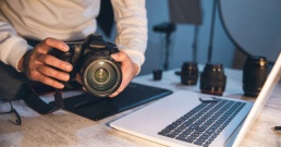 Fotógrafo profesional preparando su equipo y planificando una sesión de fotografía corporativa para empresas.