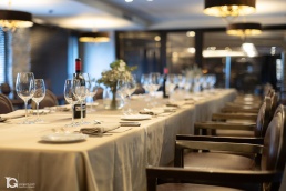 Mesa lista para la comida vista desde otra perspectiva durante el evento.