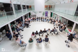 Fotografías de Evento Corporativo en CEIN con asistentes participando en una charla sobre salud mental en formato circular