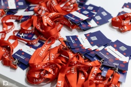 Fotografías de Evento Corporativo en CEIN con acreditaciones del Open Space by Jakala preparadas para los asistentes