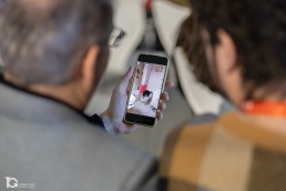 Fotografías de Evento Corporativo en CEIN con asistentes viendo vídeos de gatos durante la charla MIAU