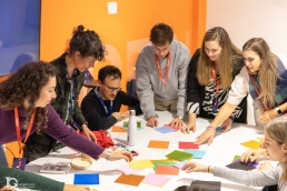 Fotografías de Evento Corporativo en CEIN con Leire Díez y asistentes durante el taller de origami del Open Space by Jakala