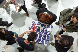 Fotografías de Evento Corporativo en CEIN con asistentes recogiendo acreditaciones en el Open Space by Jakala