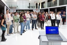 Fotografías de Evento Corporativo en CEIN con asistentes escuchando la charla inicial del Open Space by Jakala