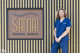 Iñaki Malo en la entrada de su Centro Samai de Fisioterapia y Osteopatía durante un reportaje de fotografía corporativa en Pamplona