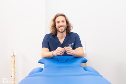 Iñaki Malo posando de forma natural en su sala de fisioterapia durante un reportaje de fotografía corporativa en Pamplona