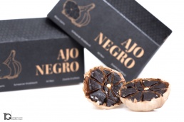 Ajo negro con packaging fotografiado por fotógrafos industriales para frutería local en España