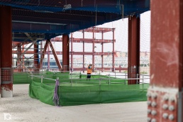 Fotógrafo industrial trabajando en obra con casco y chaleco de seguridad