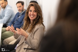Fotografías de Evento Corporativo en CEIN con Laura Azcona hablando sobre su proceso de escritura en el Open Space by Jakala