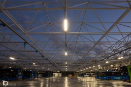 Fotograf&iacute;a industrial en Donostia de la estructura espacial de las Cocheras de dBus de noche