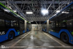 Autobuses el&eacute;ctricos en puntos de recarga en Cocheras de dBus