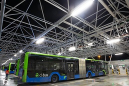 Fotograf&iacute;a industrial en Donostia con autobuses y figura humana en larga exposici&oacute;n