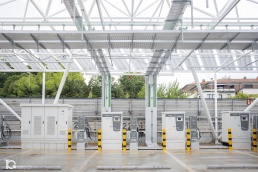 Puntos de recarga integrado en estructura industrial en Donostia