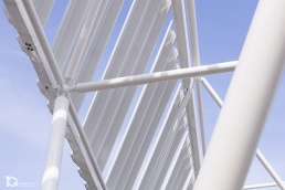 Detalle de estructura espacial y cerramiento en fotograf&iacute;a industrial
