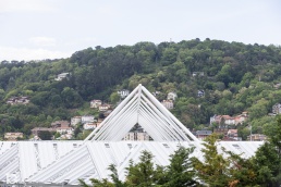 Estructura espacial fotografiada con simetr&iacute;a en Donostia
