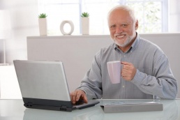 Meme de un hombre mayor sonriendo forzadamente