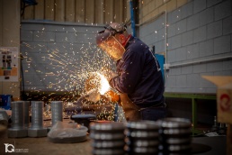 Fotografía industrial de fabricación de estructuras espaciales