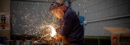 Fotografía industrial de fabricación de estructuras espaciales
