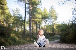 La peque&ntilde;a Laia con su libro favorito. Fotograf&iacute;a familiar en el Bosque Animado de Ilund&aacute;in