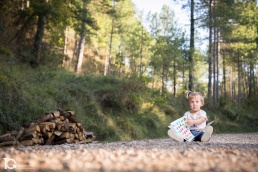 La peque&ntilde;a Laia con su libro favorito. Fotograf&iacute;a familiar en el Bosque Animado de Ilund&aacute;in