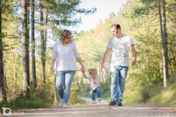 La peque&ntilde;a Laia con la familia. Fotograf&iacute;a familiar en el Bosque Animado de Ilund&aacute;in