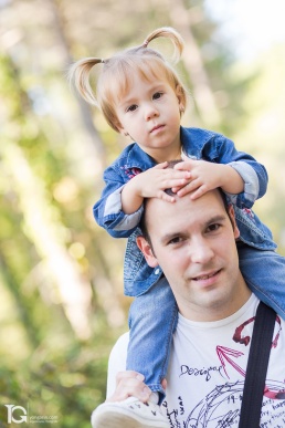 La peque&ntilde;a Laia con su padre. Sesi&oacute;n familiar en el Bosque Animado de Ilund&aacute;in