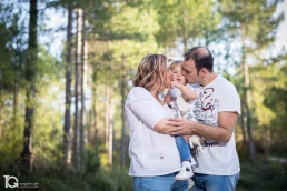 La peque&ntilde;a Laia con la familia. Fotograf&iacute;a familiar en el Bosque Animado de Ilund&aacute;in