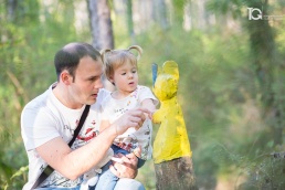 La peque&ntilde;a Laia con su padre. Sesi&oacute;n familiar en el Bosque Animado de Ilund&aacute;in