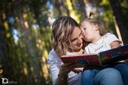 La peque&ntilde;a Laia con su madre. Sesi&oacute;n familiar en el Bosque Animado de Ilund&aacute;in