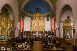 Imagen general de la Parroquia la Asunci&oacute;n durante las comuniones en A&ntilde;orbe (Navarra) por Yon Garin