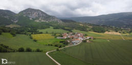 Panorámica aérea de Arteta (Navarra) por Yon Garin