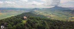 Panorámica aérea de la Ermita de San Miguel en Idoate (Navarra) por Yon Garin