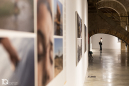 Visitante a la Exposici&oacute;n World Press Photo 2023 en Vitoria - Gasteiz por Yon Garin