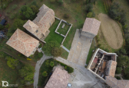 Fotografía cenital con dron del frontón de Artáiz (Navarra) por Yon Garin