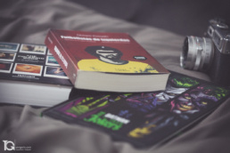 Tres libros apilados: