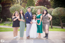 Fotografía de comunión de Valentina y su familia en el Parque Uranga de Burlada