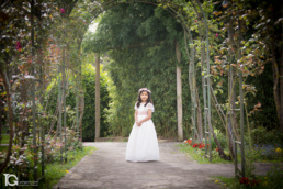 Fotografía de comunión de Valentina en un rincón del Parque Uranga de Burlada