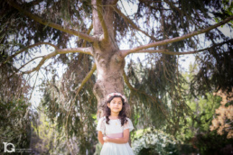 Retrato de Valentina bajo un árbol en el Parque Uranga de Burlada
