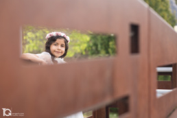 Fotografía de comunión de Valentina en un rincón del Parque Uranga de Burlada