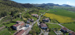 Panor&aacute;mica a&eacute;rea del Front&oacute;n P&uacute;blico Municipal de Ochovi (Navarra) por Yon Garin