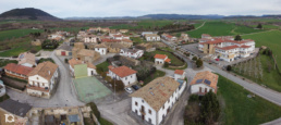 Fotografía panorámica aérea del pueblo de Artieda y su Frontón Público Municipal por Yon Garin