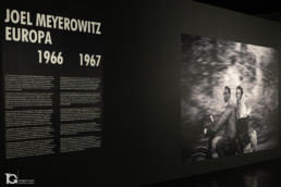 Fotografía de la exposición de Joel Meyerowitz en el teatro Fernán Gómez durante PHotoESPAÑA 2025