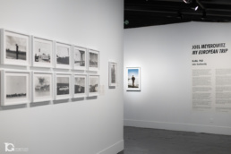 Fotografía de la exposición de Joel Meyerowitz en el teatro Fernán Gómez durante PHotoESPAÑA 2025