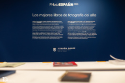Exposición de los 59 libros finalistas al Premio al Mejor Libro de Fotografía del Año en PHotoESPAÑA 2025, teatro Fernán Gómez