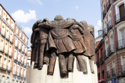Monumento a los Abogados de Atocha en Antón Martín durante el recorrido de PHotoESPAÑA 2025