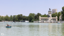 Descanso en el Parque del Retiro tras visitar PHotoESPAÑA 2025