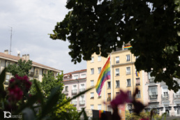 Bandera arcoíris en la plaza Pedro Zerolo durante la Semana del Orgullo y PHotoESPAÑA 2025