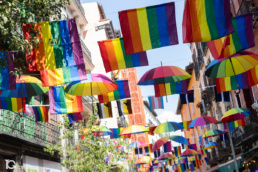 Calles de Chueca engalanadas durante la Semana del Orgullo y la visita a PHotoESPAÑA 2025