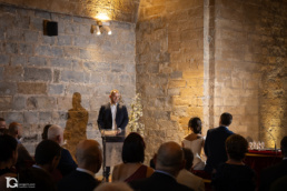 Amigo de los novios leyendo durante la ceremonia en la Sala Biurrun de la Ciudadela de Pamplona